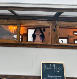 拉塞尔想出了一个制胜的主意,把它变成了现实 1 Person in the window of a trailer that serves coffee.