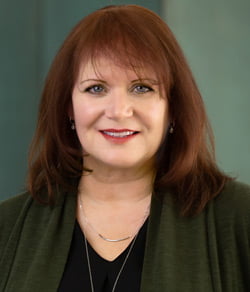 十大彩票游戏平台的毕业生在幕后工作,让奥马哈交响乐团继续前进 3 Photo of Diane Coffin