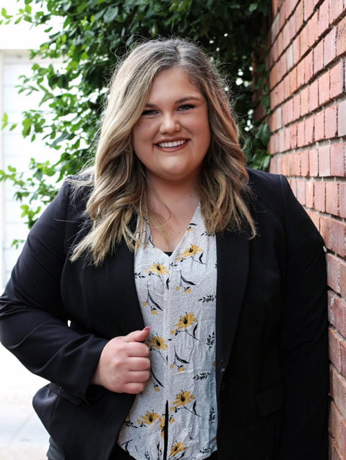 凯泽利用实习来培养技能,以融入未来的医生职业生涯 1 Photo of 梅根·凯瑟 outside.