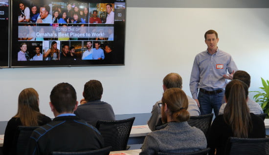 在增长模式下,Sojern开设大楼,寻找HC实习生和毕业生 2 Sojern meeting web