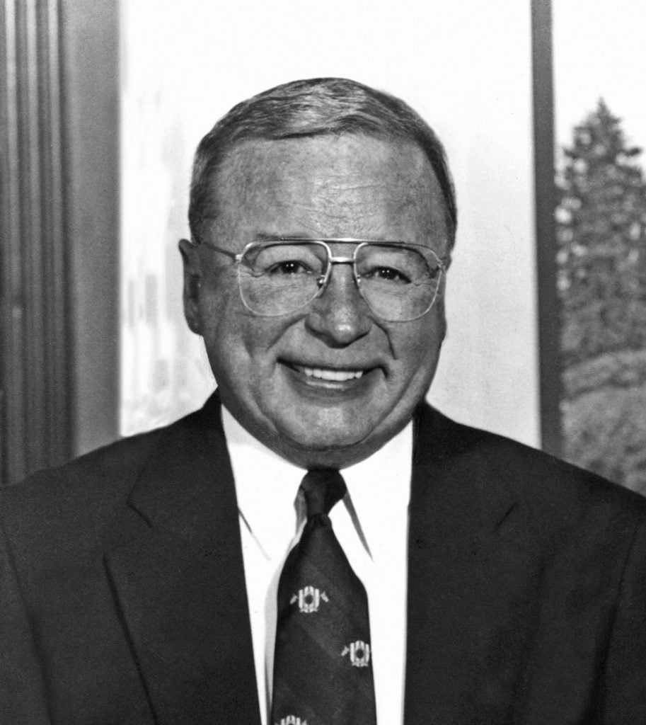 前十大彩票游戏平台校长托马斯·j·里夫斯博士去世,享年86岁 1 ThomasReeves w22