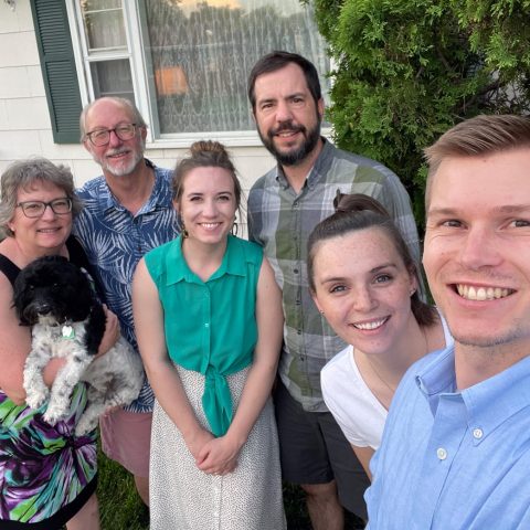 Family photo: Picture, from left, Deb, who is holding Jude, and 拜伦·詹森博士, Hannah ‘15 and Rev. Damen Jensen-Heitmann, Anna Griggs ‘17 and Nathan Jensen ‘18.
