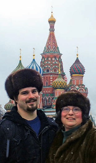 伊恩·a·塔特尔 with his mom Sandra B. Tuttle at Saint Basil’s Cathedral in Moscow. Tuttle spent his junior year in Russia thanks to an exchange program and supporting grants, including the knappberger学生旅行和体验式学习基金. ian t 2014